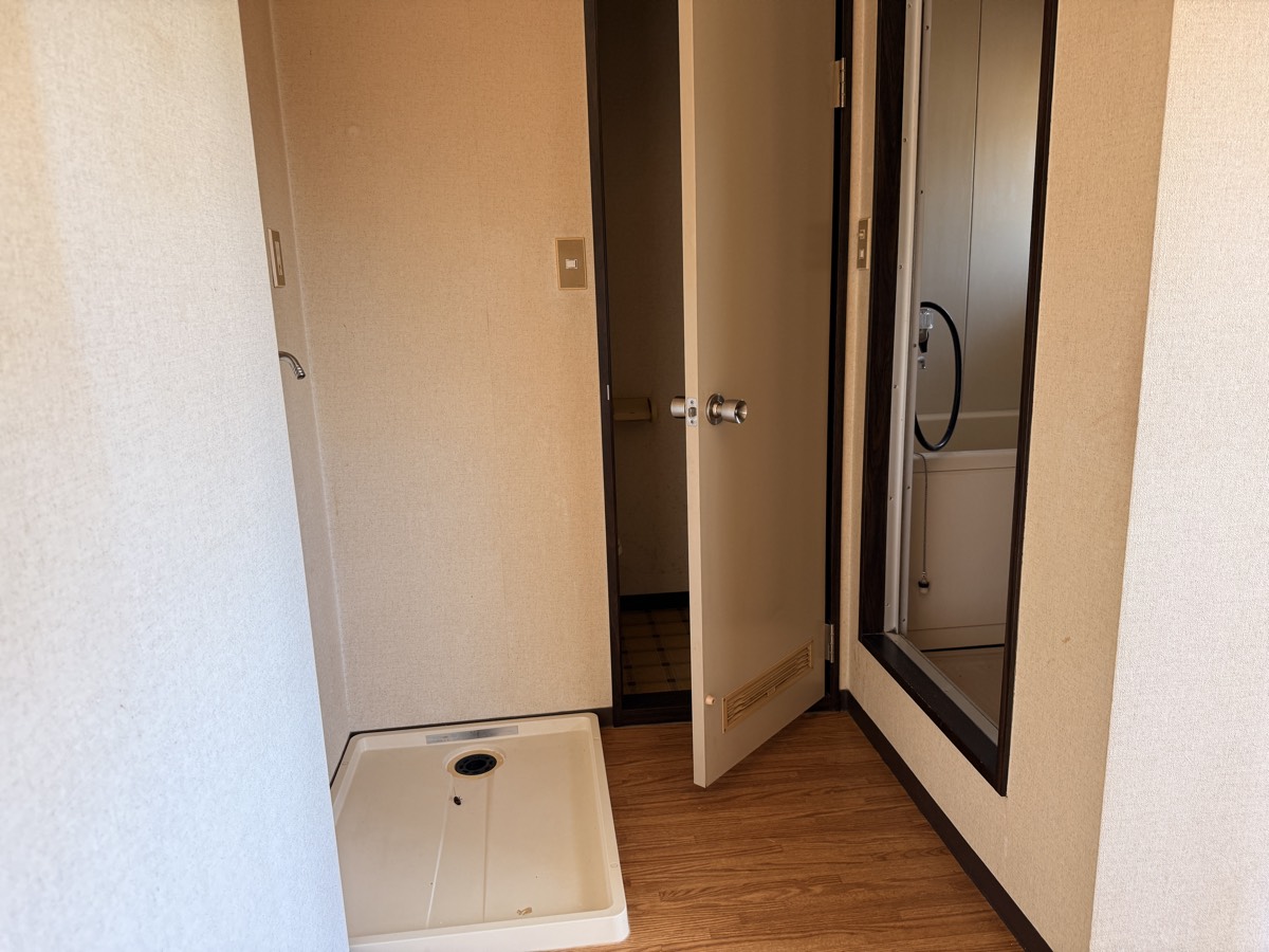 洗面台と洗濯機置き場。奥がトイレ